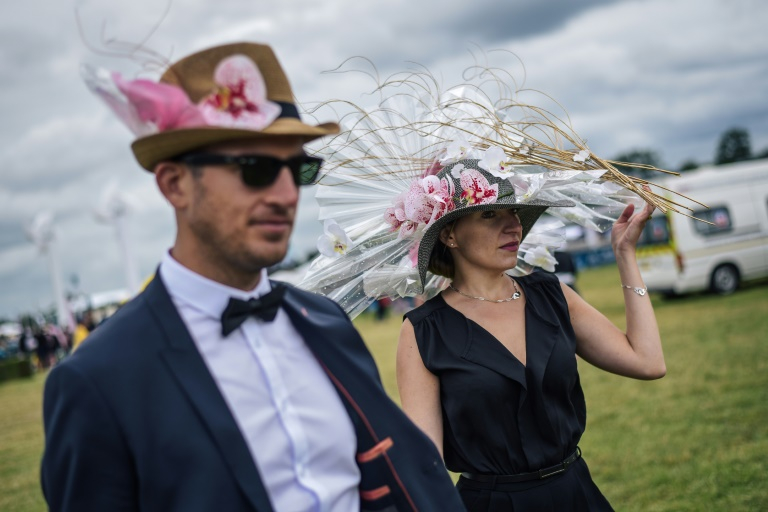 Battle of the hats at elite French horse race - CGTN