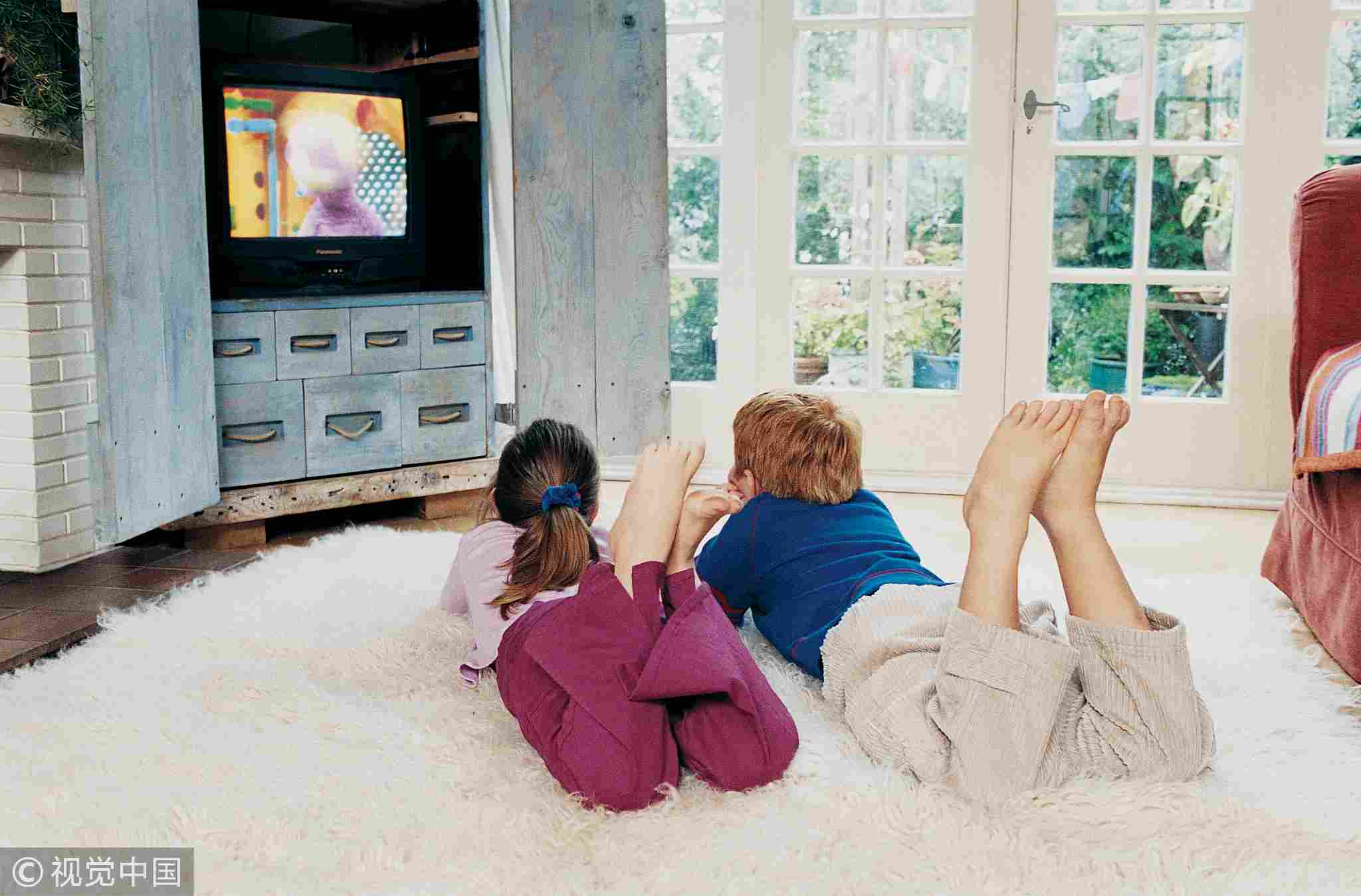 Пока родители смотрят телевизор