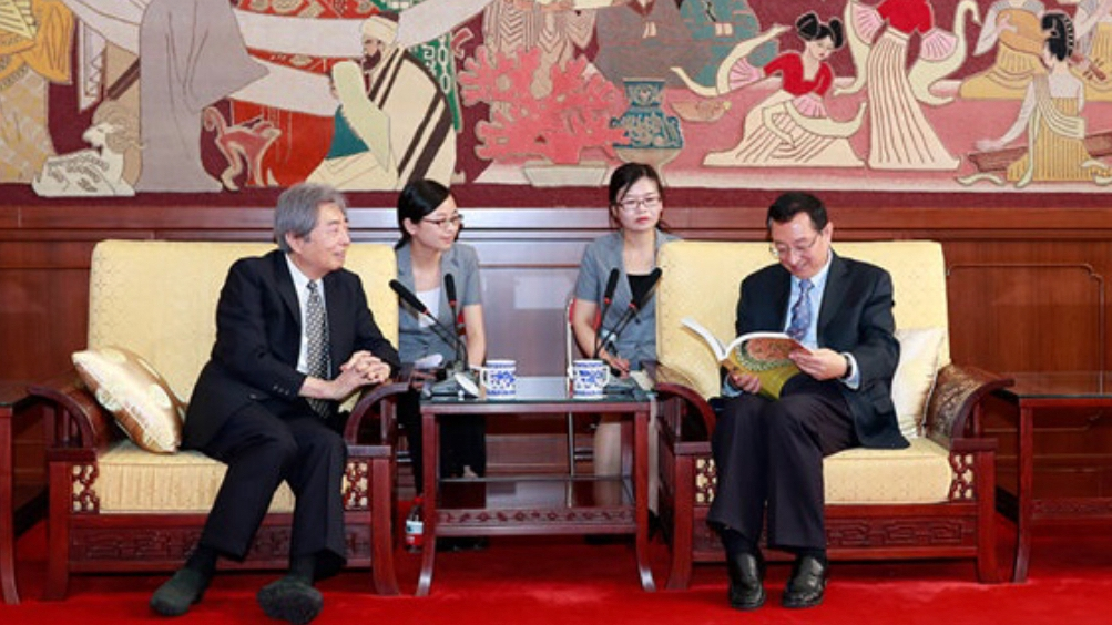 Chinese, Japanese Scholars Donate Ancient Books 