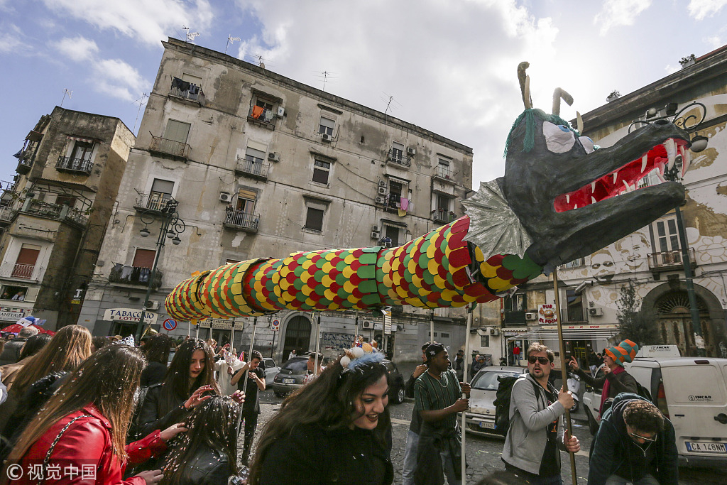 Locals dress up for carnival in Naples CGTN