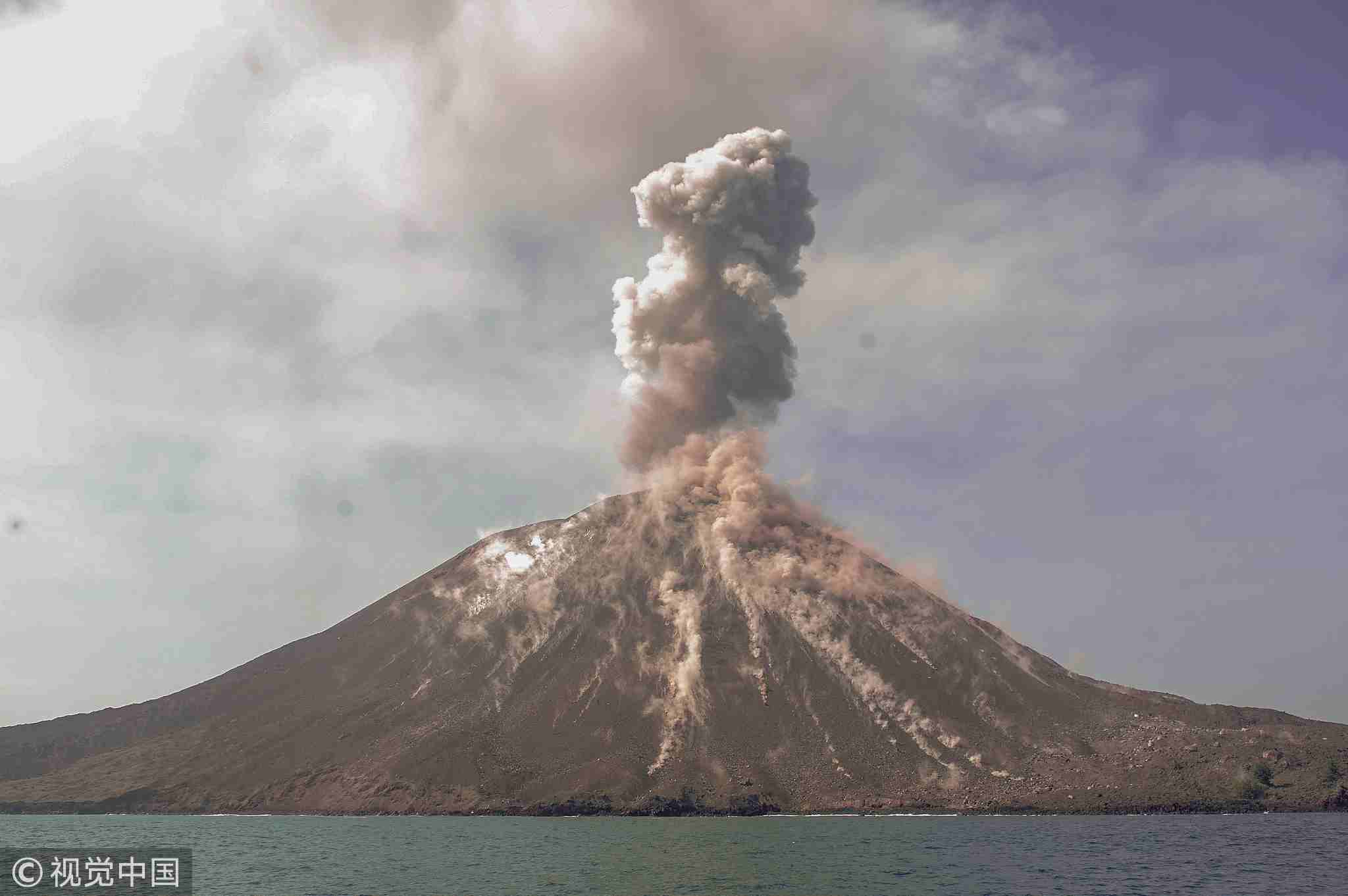 Lava streams down from Indonesian volcano during an eruption - CGTN