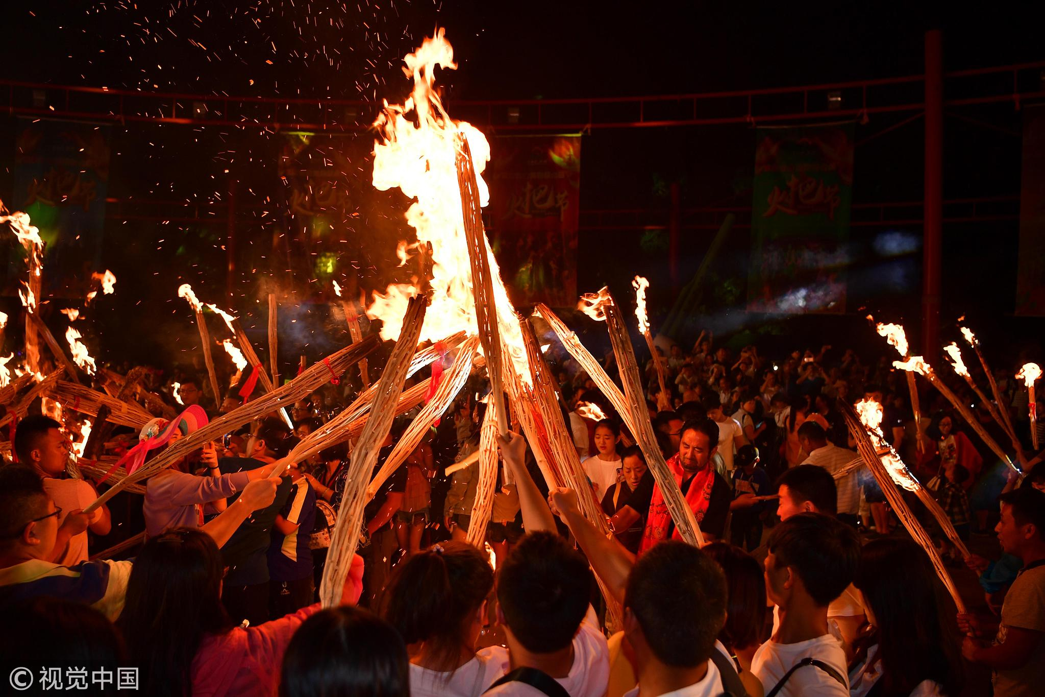 Flaming torches light up ‘Oriental Carnival’ CGTN