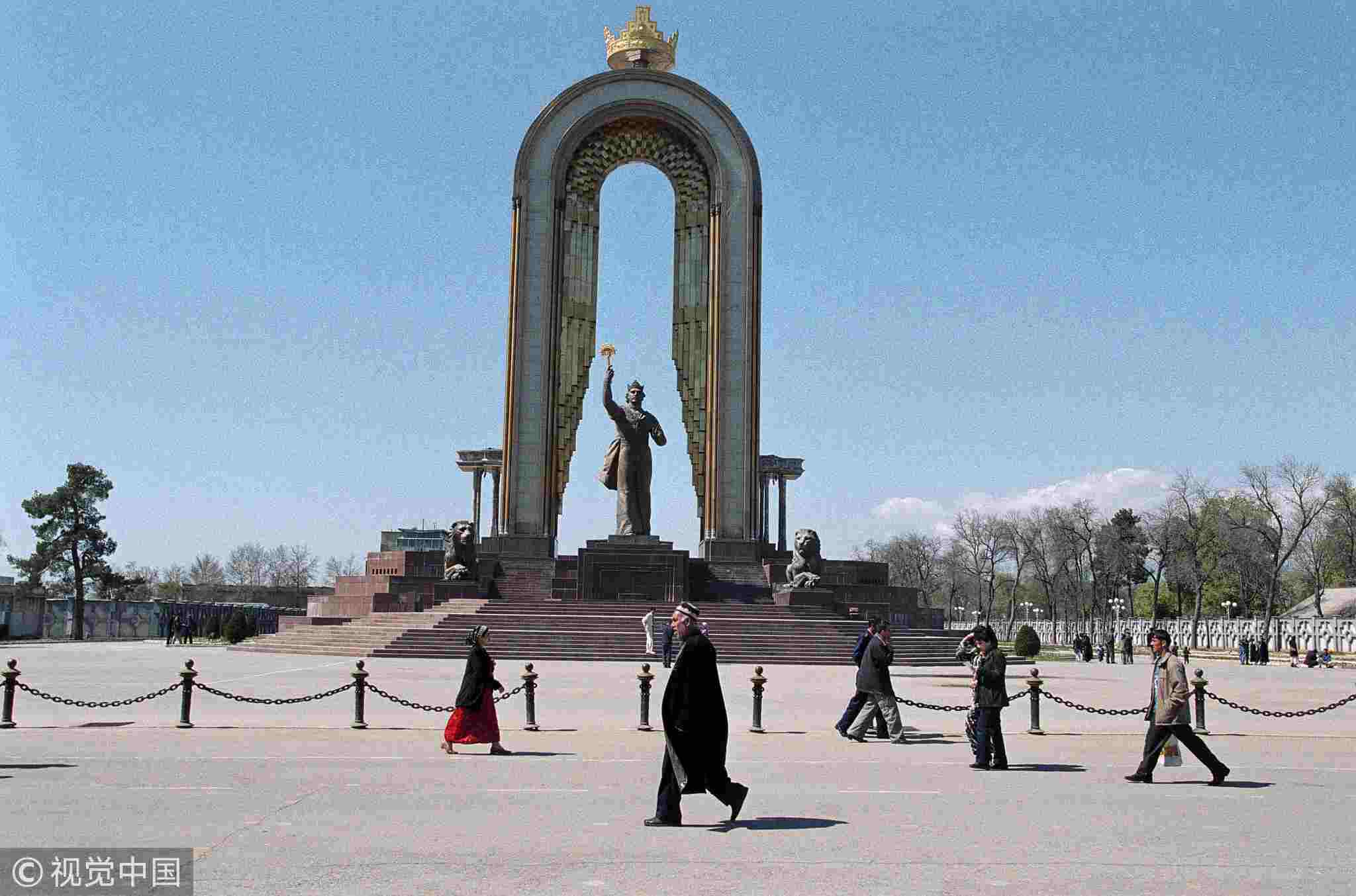 Время в душанбе. Памятник Исмаилу Самани в Душанбе. Памятник Исмоили Сомони. Исмоили Сомони в Худжанде. Арка Душанбе.