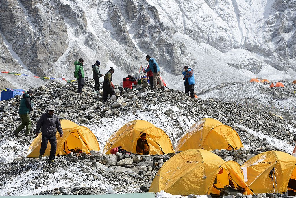 Tackling the waste problem on the world's highest peak - CGTN