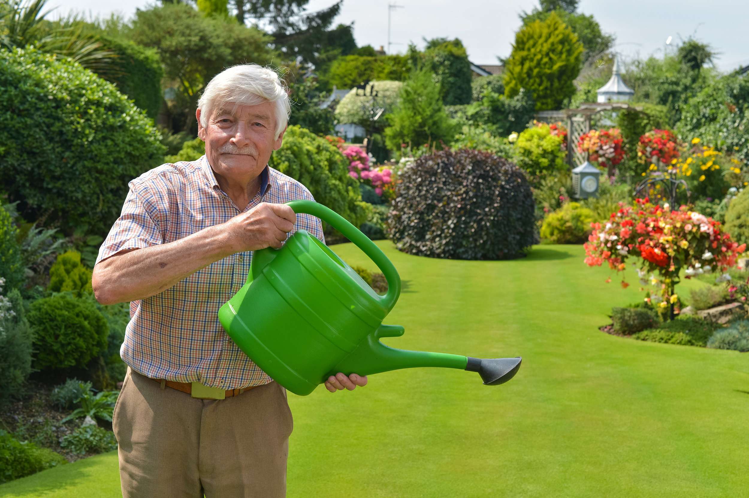 Award-winning gardener battles the searing heatwave in UK - CGTN