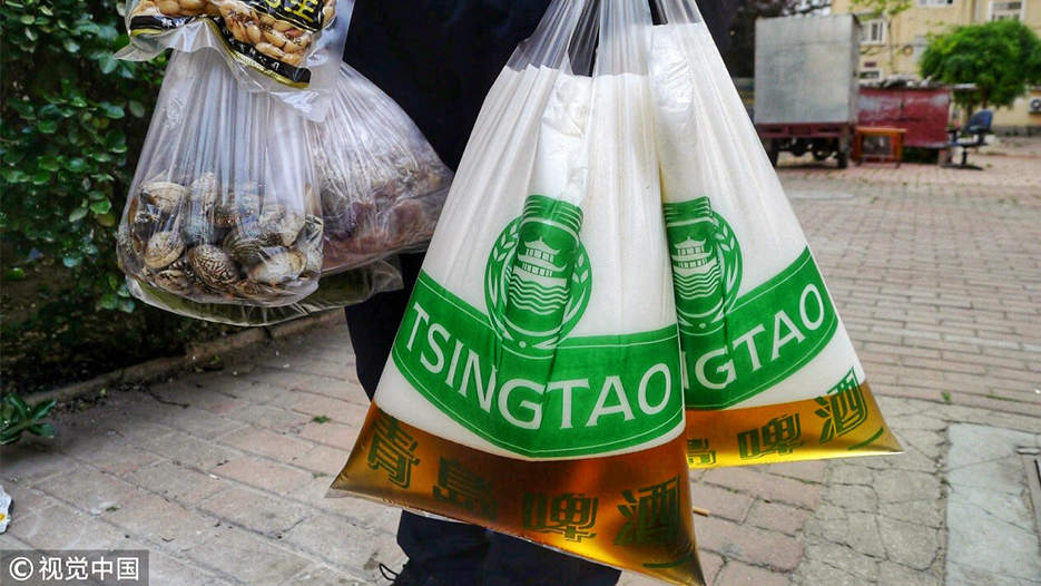 Draft beer served in plastic bags in Qingdao - CGTN