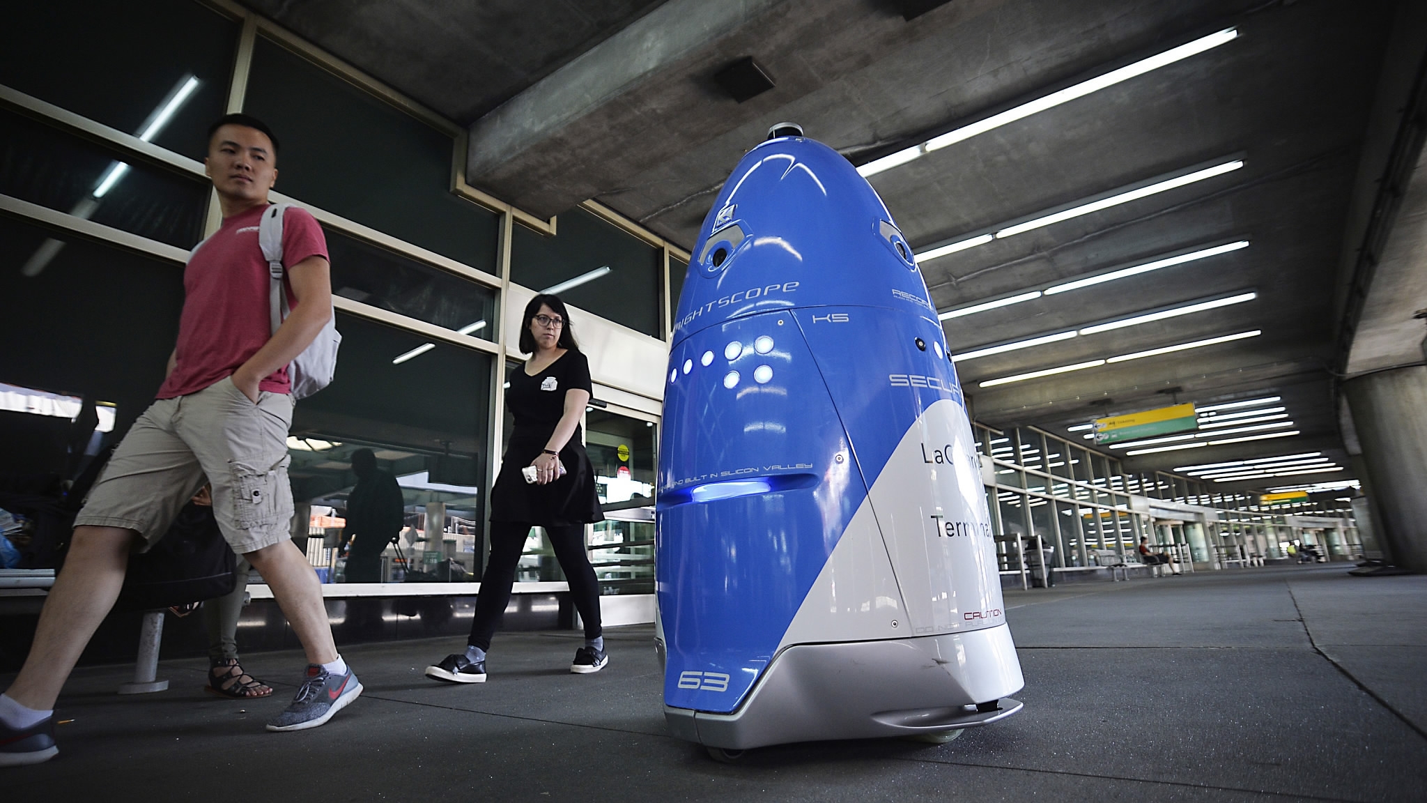 Security robot joins team at New York's LaGuardia Airport CGTN