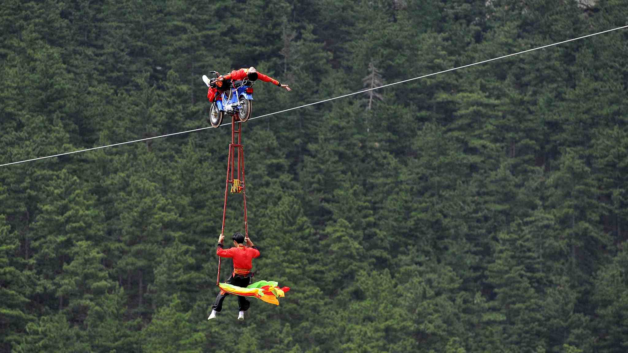 Young acrobats inject energy into tightrope walking - Chinadaily