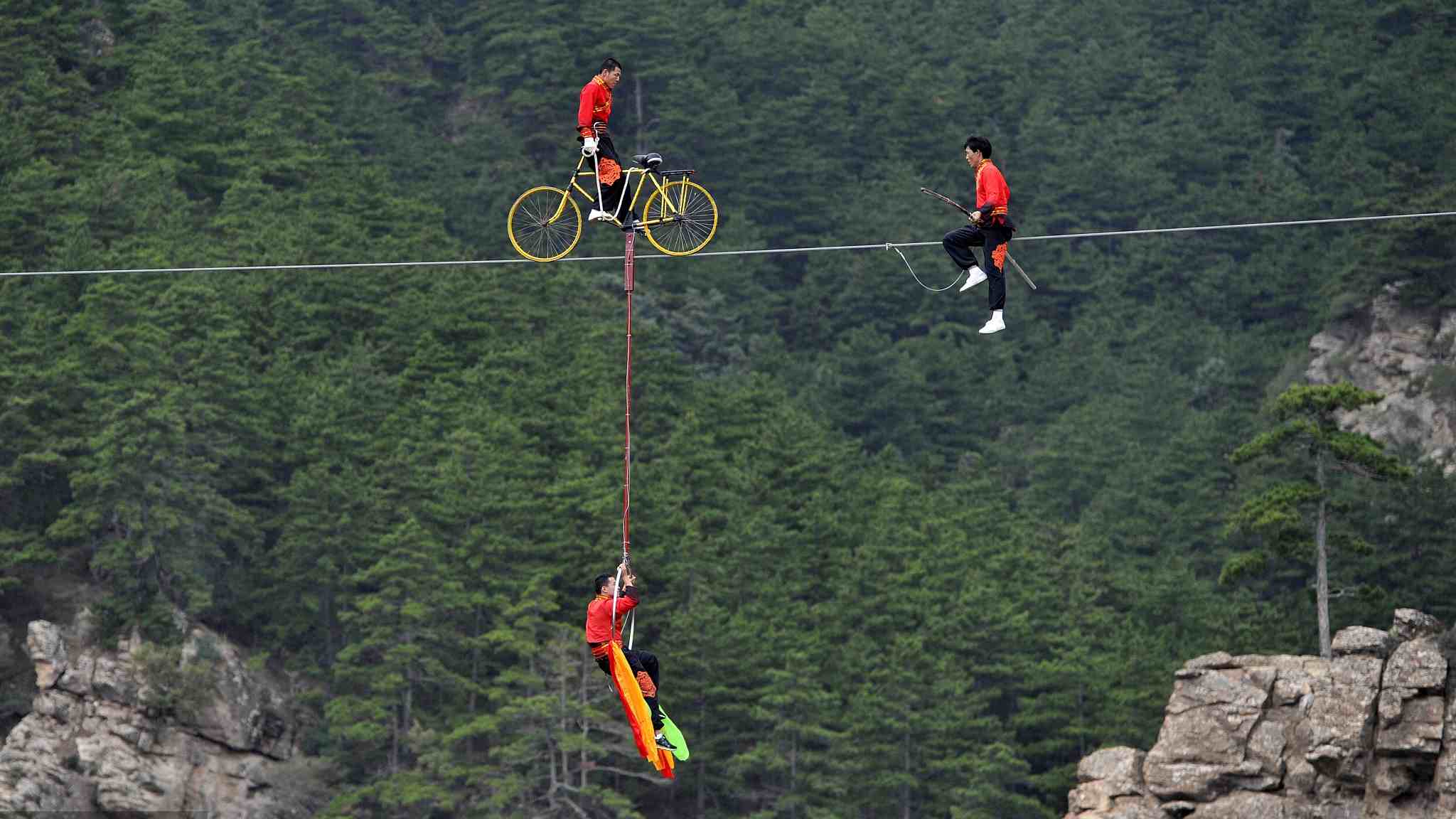 10 Most Extreme Tight Rope Daredevils - tight rope - Oddee