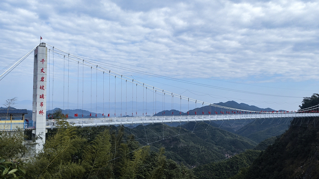 Tourists brave glass-bottomed bridge in east China - CGTN