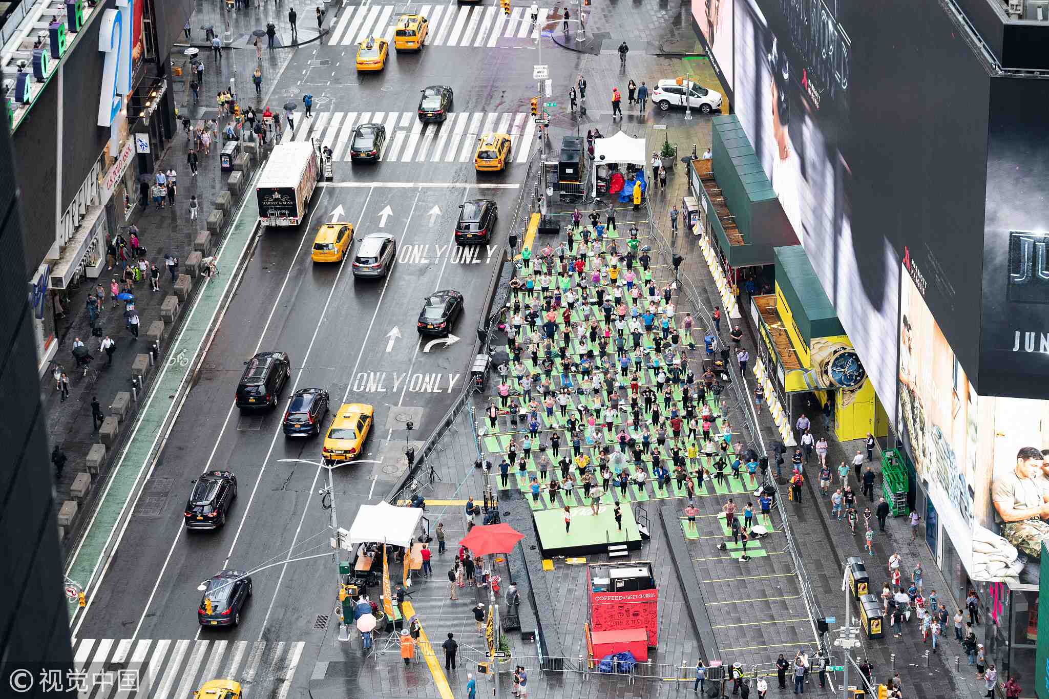 Thousands celebrate world yoga day in New York’s Time Square - CGTN