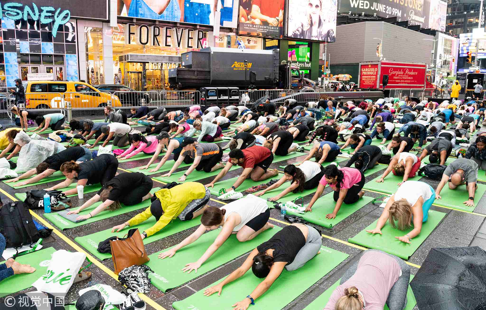 Thousands celebrate world yoga day in New York’s Time Square - CGTN