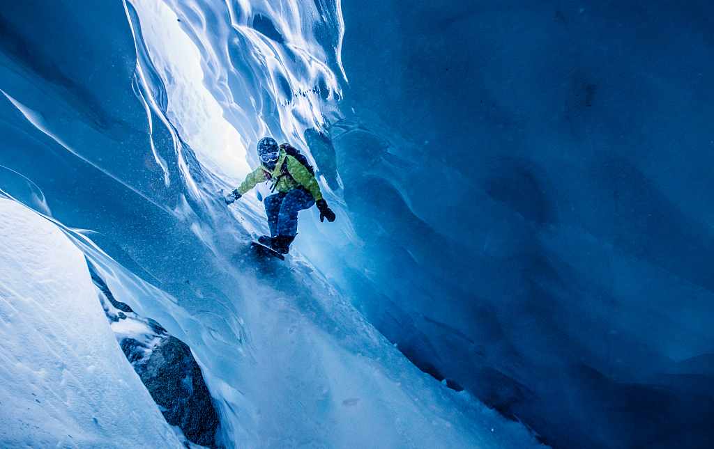 Daredevil snowboarder speeds through 3,000-meter-high glacier - CGTN