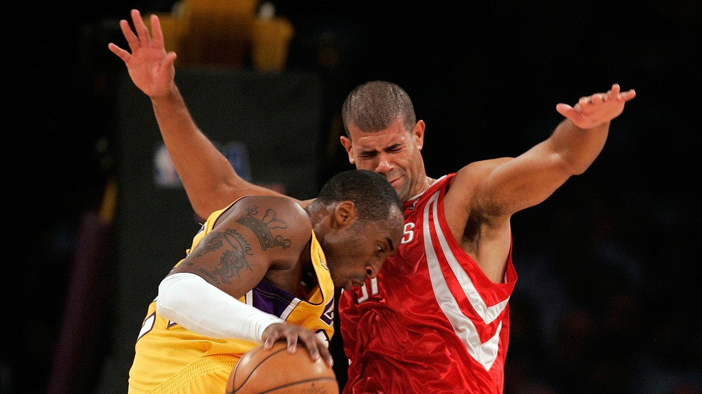 Houston Rockets' Shane Battier (31) argues with an official for a
