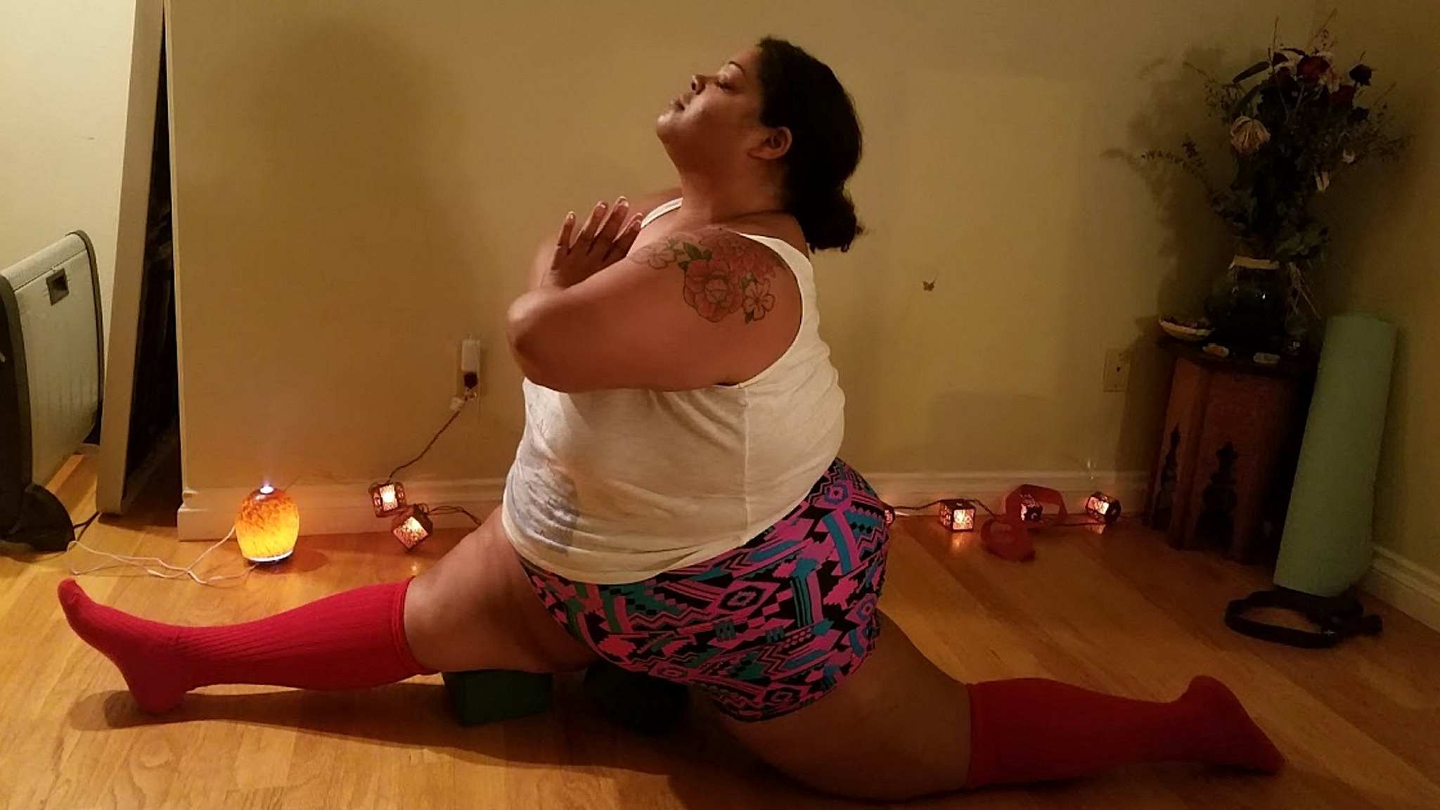 Plus-size yoga instructor shows yoga is for everyone - CGTN