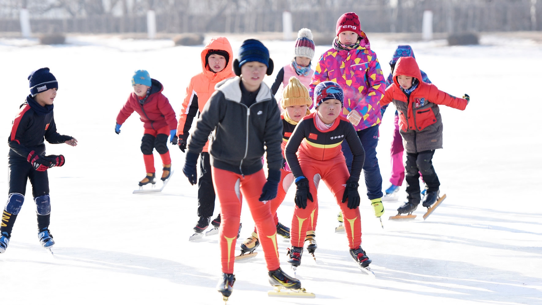 Зимние занятия спортом. Дети спорт зима. Зимние виды спорта. Спортивные дети зимой. Детский зимний спорт.