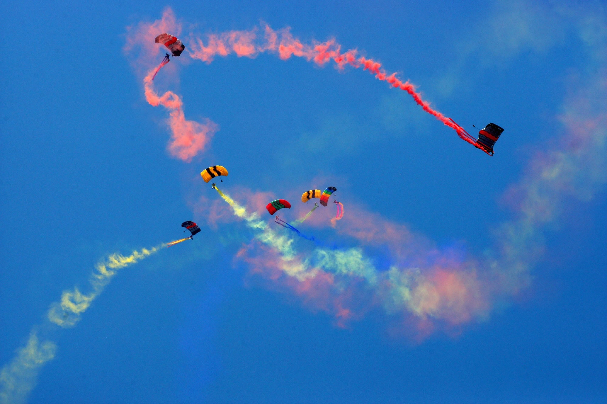 Stunning aerobatics as China liberalizes airspace use for Zhengzhou ...