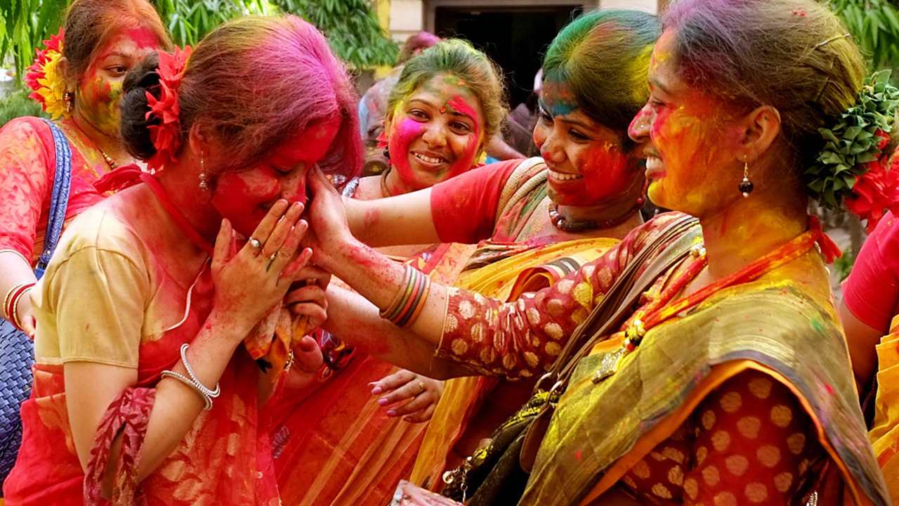 Live How does India celebrate Holi Festival? CGTN