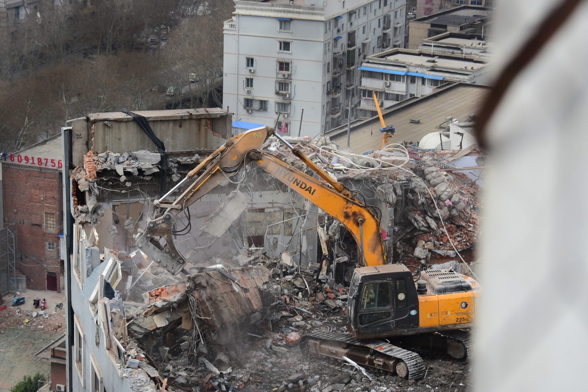 Excavators in operation on rooftop worry residents - CGTN