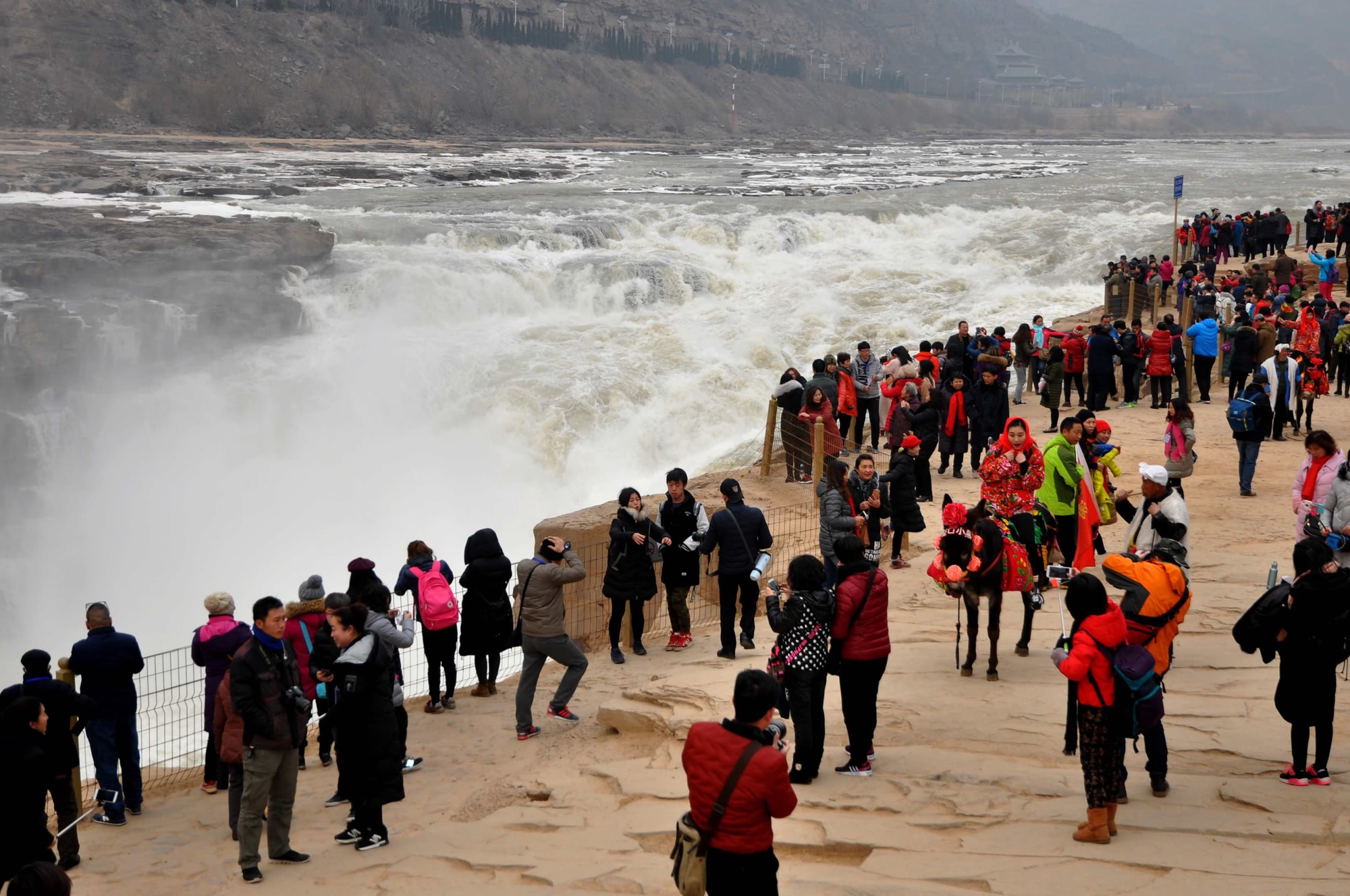 breathtaking-winter-view-of-n-china-s-hukou-waterfall-cgtn