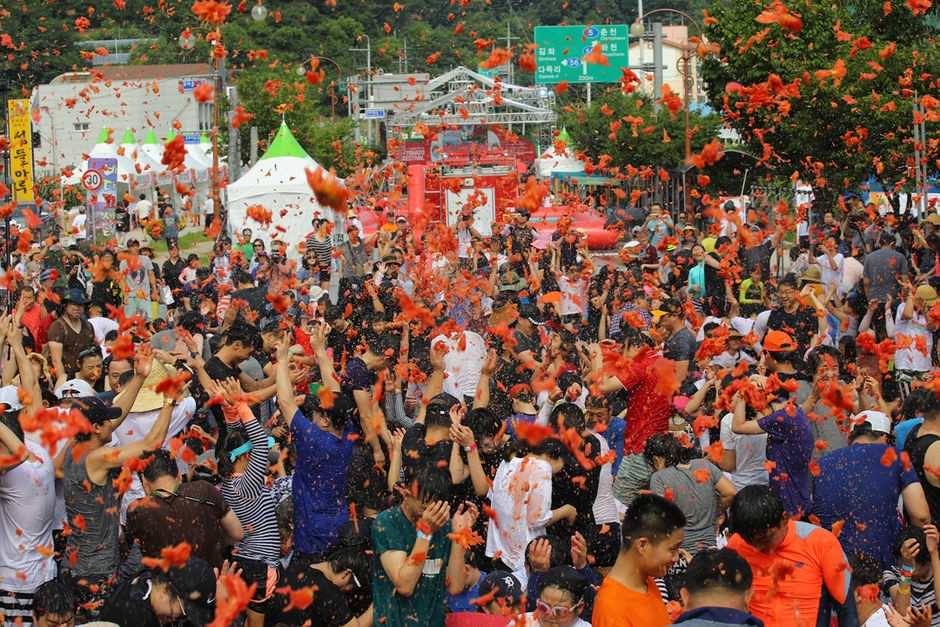 Tomatoes flood the streets of South Korea during festival CGTN