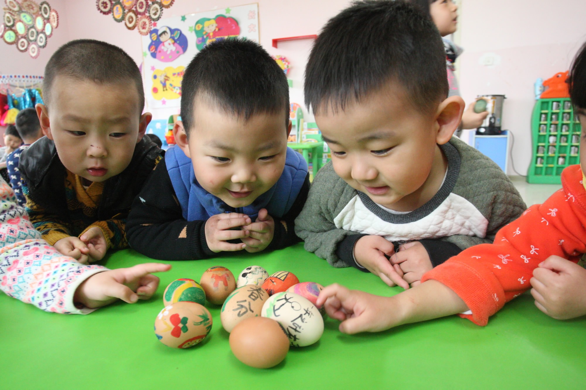 Spring Chunfen Children in Jiangsu balance eggs to mark the Spring Equinox - CGTN