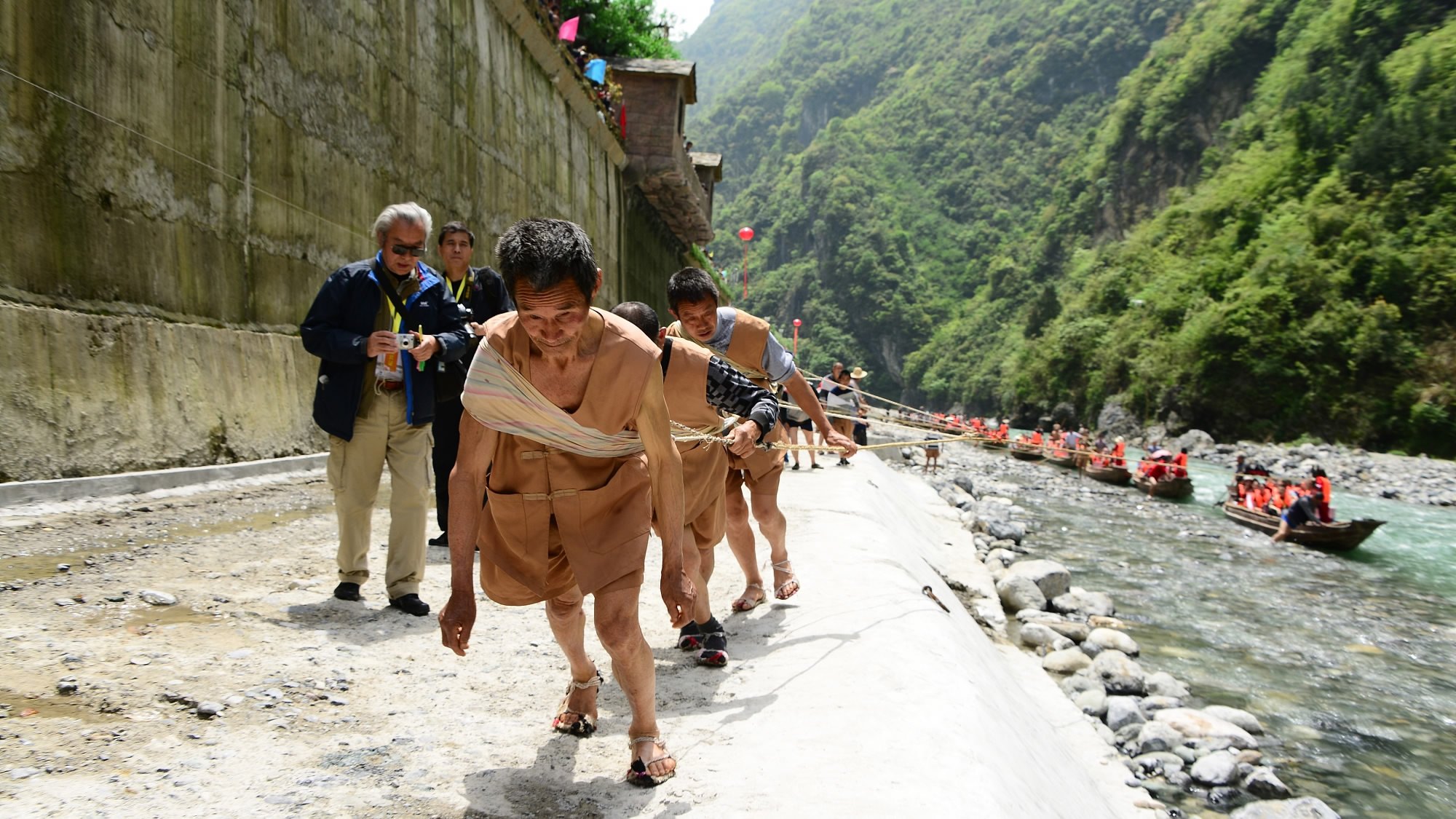 Boat trackers reminisce over ancient tradition - CGTN