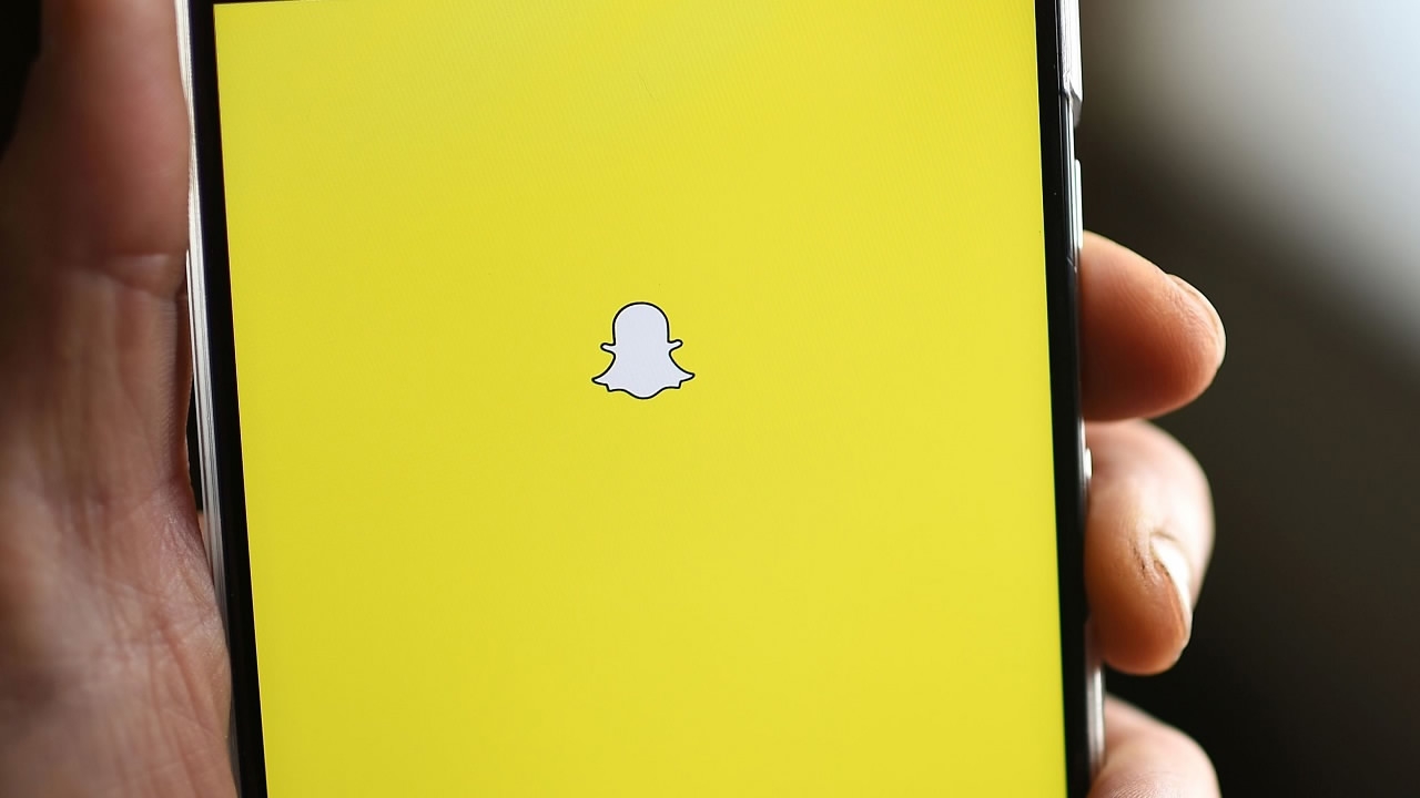 Snapchat's new feature raises concerns over child safety - CGTN