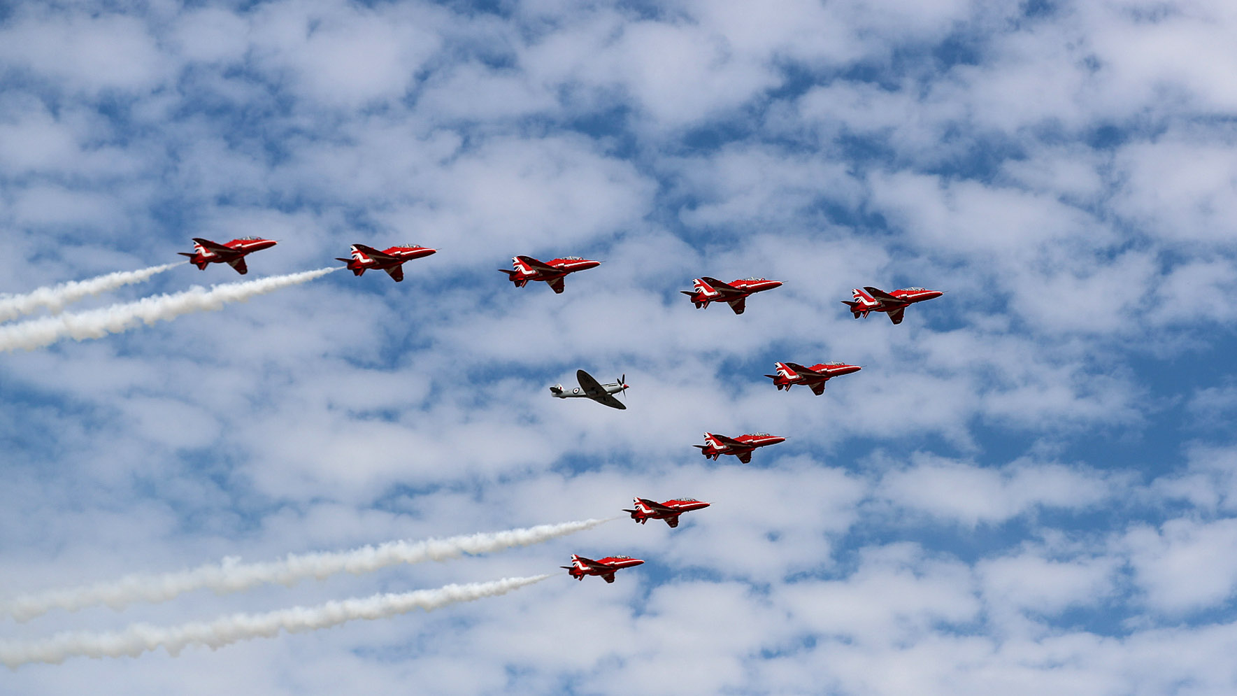 Live Farnborough Airshow puts on public flying display CGTN