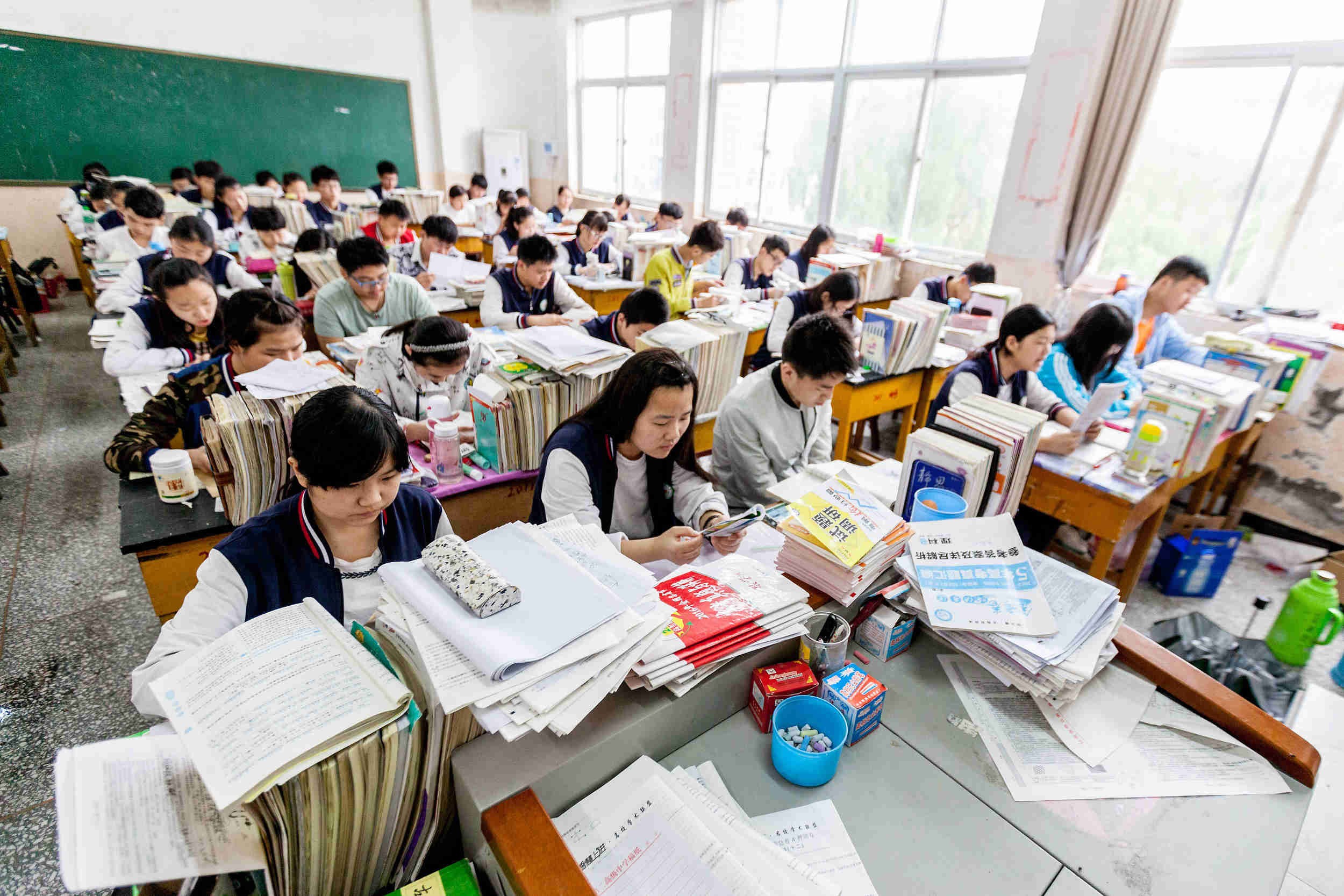 В школе китайский изучает 60 учащихся. Средняя школа в Китае. Среднее образование в Китае. Современное образование в Китае. Современные школы Китая.