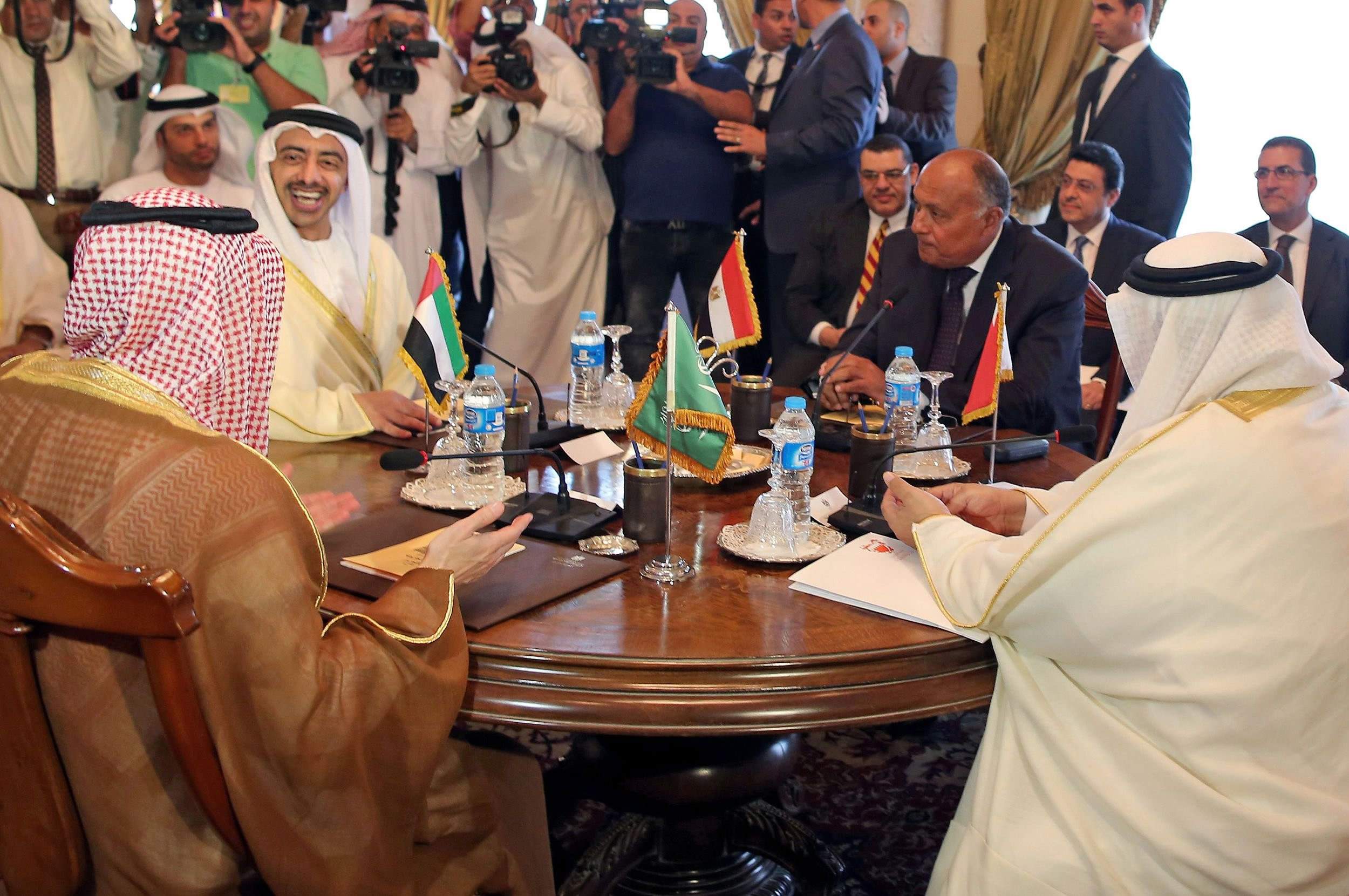 Катар и саудовская аравия. Саудовская Аравия Катар ОАЭ. Катар арабы-катарцы. Гостеприимство арабов. Арабские политики.