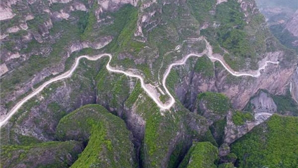 China’s hand-chiseled hanging wall highway astonishes global travelers ...