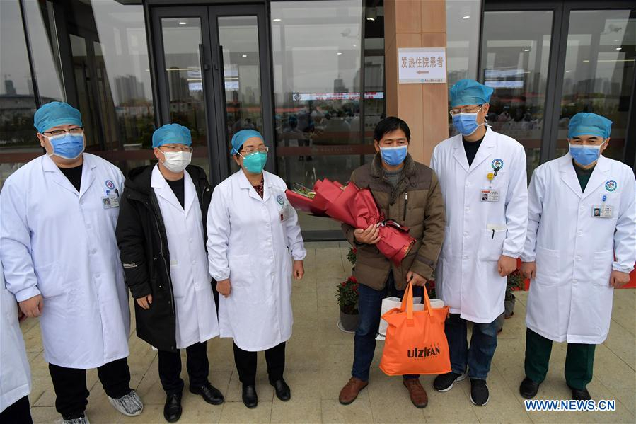 Medical staff and a recovered patient at the First Affiliated Hospital of Nanchang University in Nanchang, east China's Jiangxi Province, January 27, 2020. /Xinhua Photo