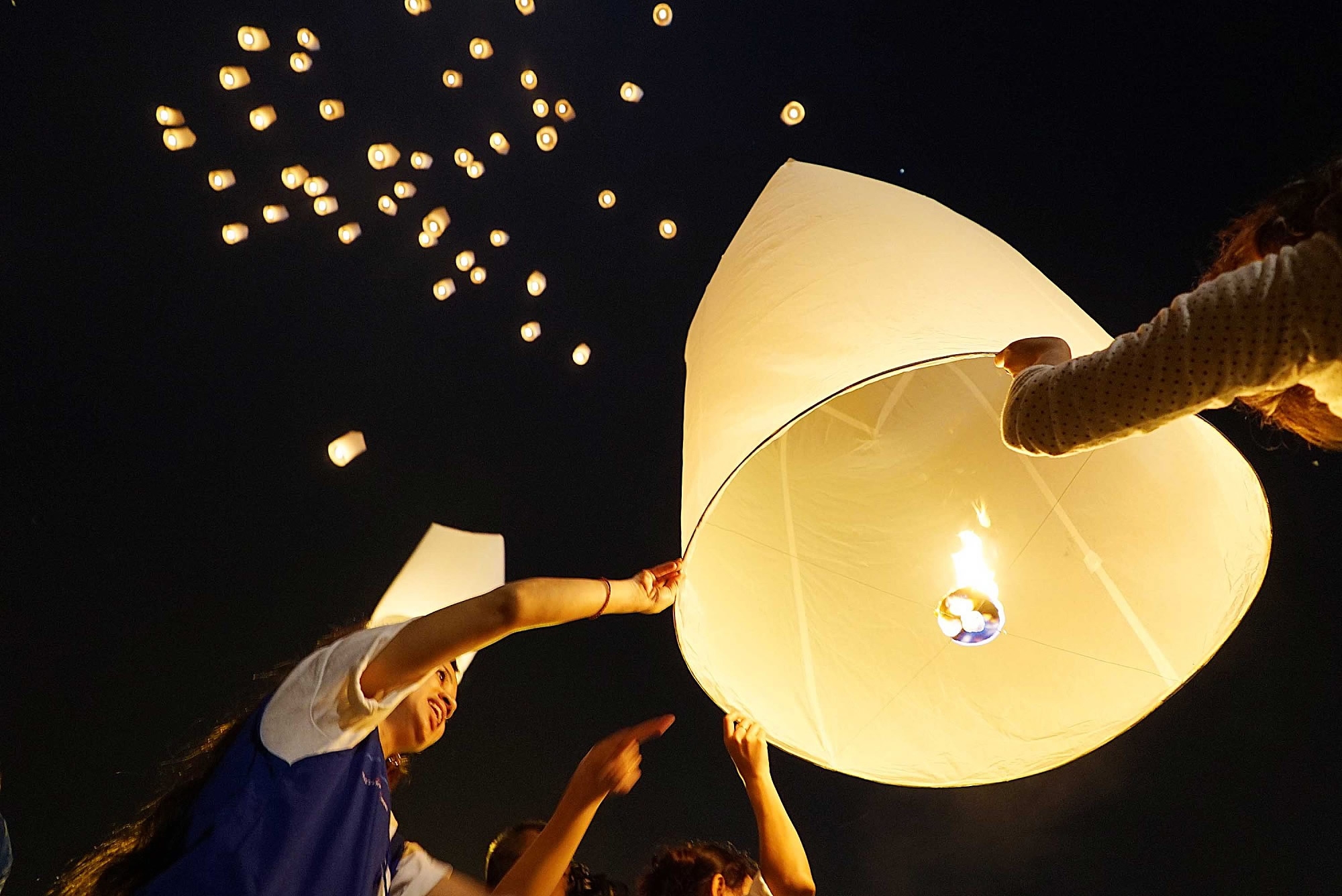 Thousands of lanterns light up Indonesian sky on Buddhist holiday - CGTN