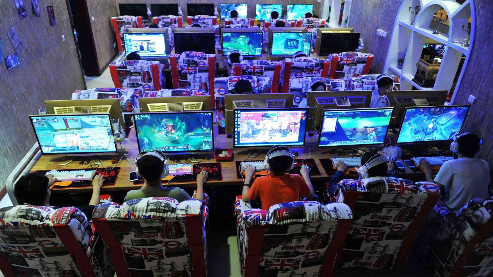 Геймерские комнаты. Комната с игровыми автоматами. Мыло saloon. Gaming parlor. Gaming parlor.