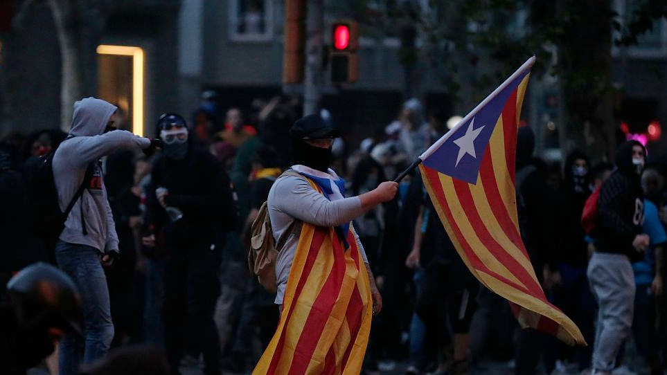 Violence escalates in Barcelona after separatists protest - CGTN