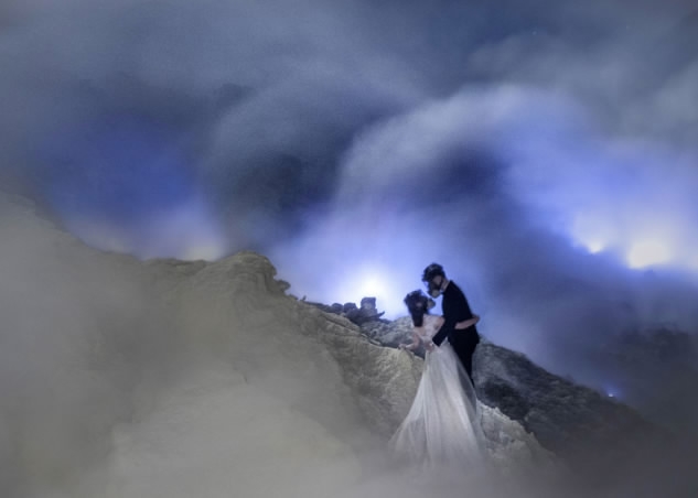 Daredevil lovebirds take thrilling pre-wedding photos inside volcano  complex - CGTN