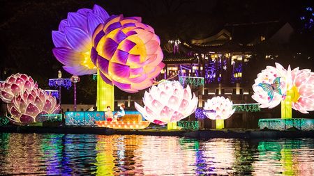 Traditional lantern festival lights up Qinhuai River - CGTN