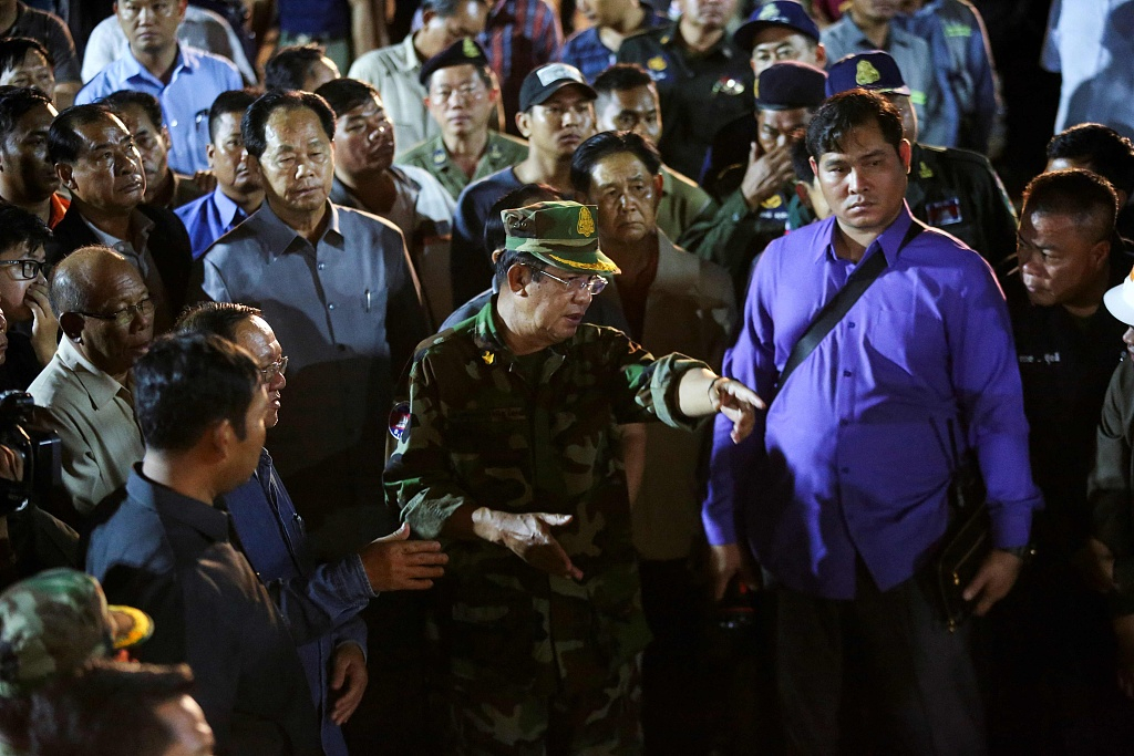 Cambodian Prime Minister Hun Sen (Center in uniform) visits the site of an under-construction building two days after it collapsed in Sihanoukville early on June 24, 2019./ VCG Photo