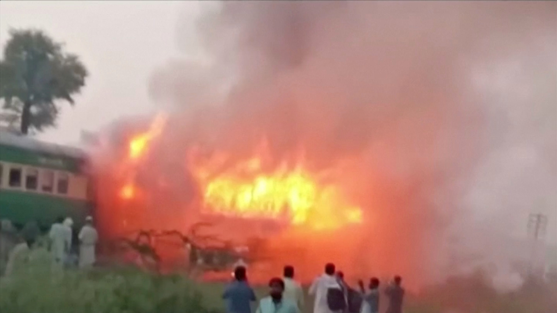 People watch as fire engulfs a train after a gas canister passengers were using to cook breakfast exploded, near the town of Rahim Yar Khan in the south of Punjab Province, Pakistan, October 31, 2019./ Reuters Photo